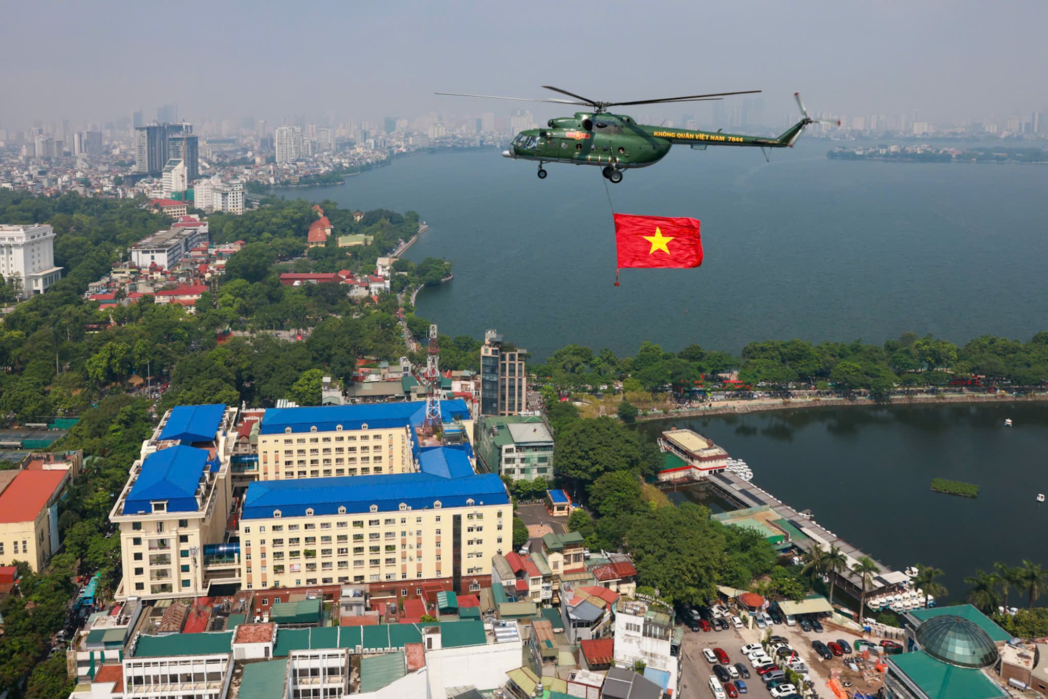 Trực thăng quân sự treo cờ bay diễu binh vào trung tâm Hà Nội- Ảnh 9.