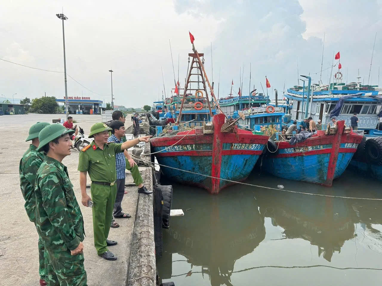 Công an Thanh Hóa bám sát cơ sở cùng Nhân dân chống bão số 5