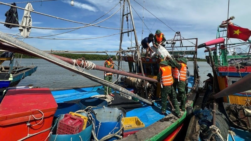 Offiziere und Soldaten der Grenzwache Dien Thanh führen und helfen Fischern, ihre Boote zu verankern, um Sturm Nr. 5 zu verhindern und zu bekämpfen. (Foto: nhandan.vn)