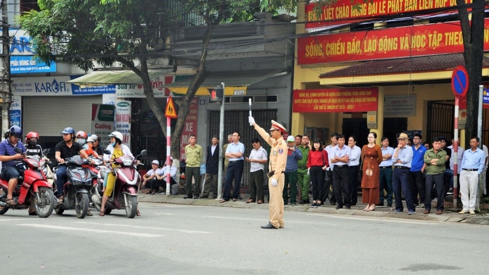 Verkehrsumleitung nach Hanoi für die zweite Trainingseinheit auf der A80