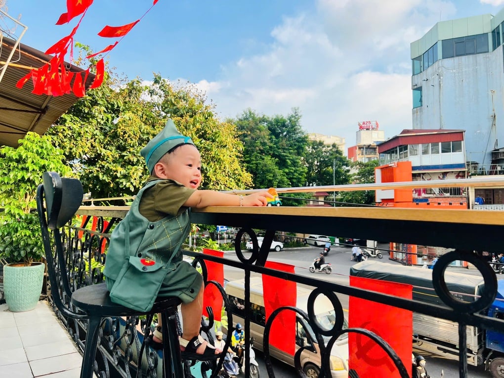 Quán cà phê vị trí vàng xem diễu binh: 300.000 đồng/chỗ, chỉ nhận 60 khách - 1