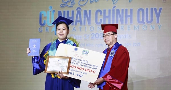 Valedictorian receives scholarship of over 250 million VND with special invitation at graduation ceremony