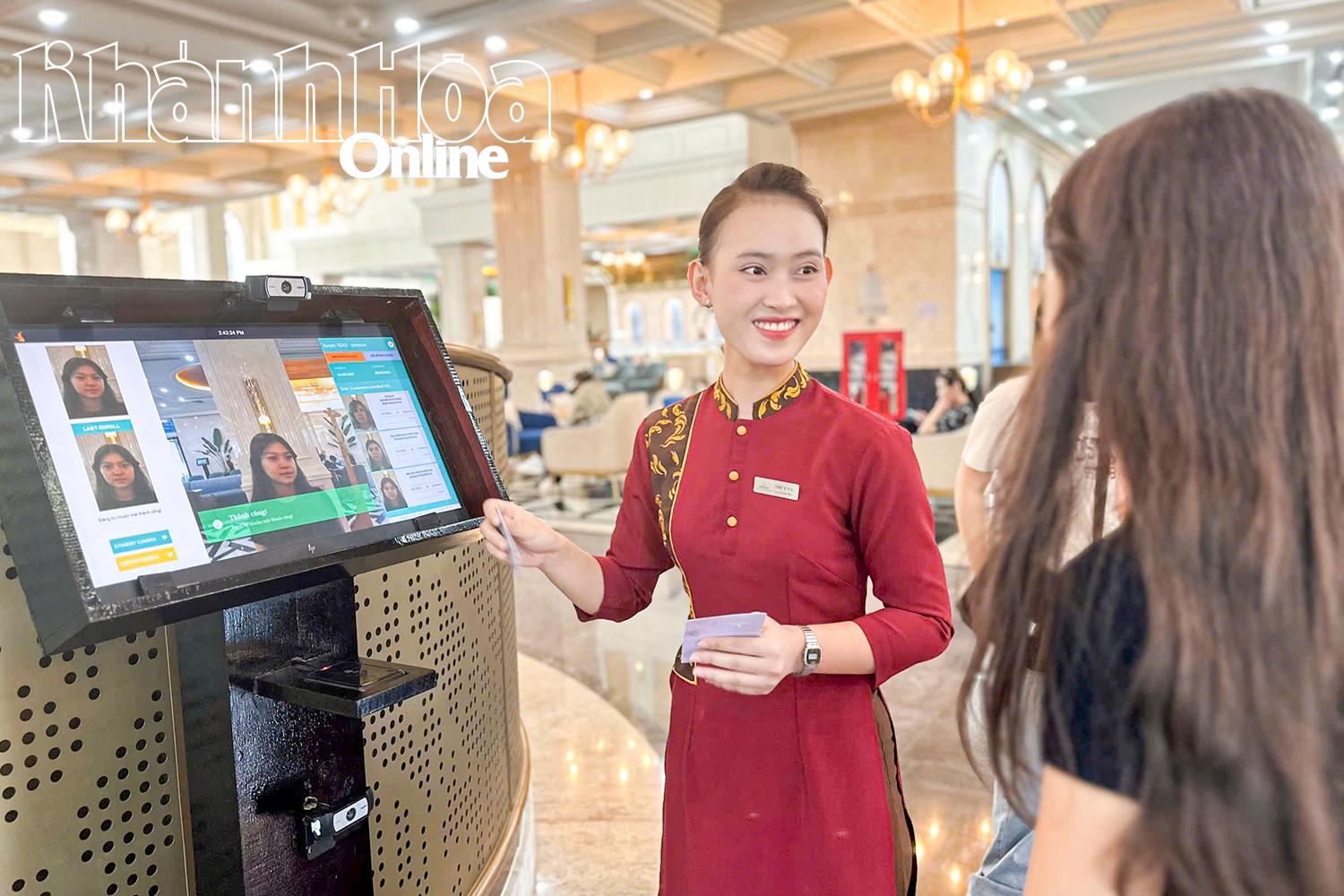 Du khách check-in Vinpearl Nha Trang bằng công nghệ nhận diện khuôn mặt. 
