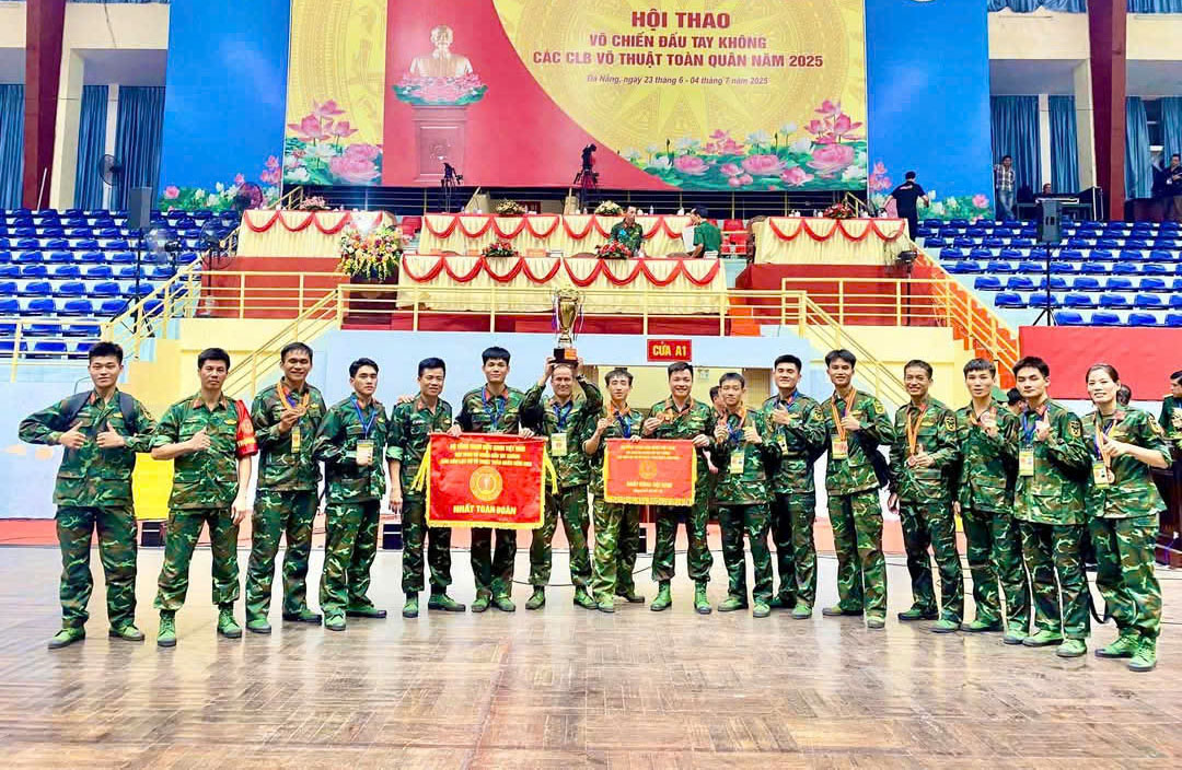 កិច្ចខិតខំប្រឹងប្រែងដើម្បីឈានឡើងលើវេទិកានៃសិរីរុងរឿង