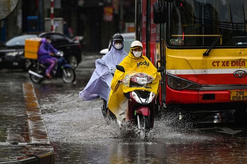 Weather today August 24: From the North to Da Nang very heavy rain, East Sea stormy