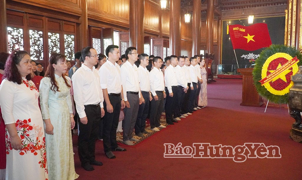 Ban lãnh đạo và đại diện con của người lao động Công ty Tân Đệ dâng hương, dâng hoa tri ân các anh hùng liệt sĩ tại Đền thờ Liệt sĩ Thái Bình.