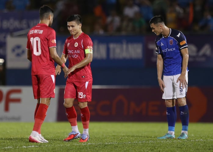 فاز نادي CAHN على نادي Becamex TP HCM بنتيجة 3-0، وتألق فريق Quang Hai بشكل كبير - الصورة 3.