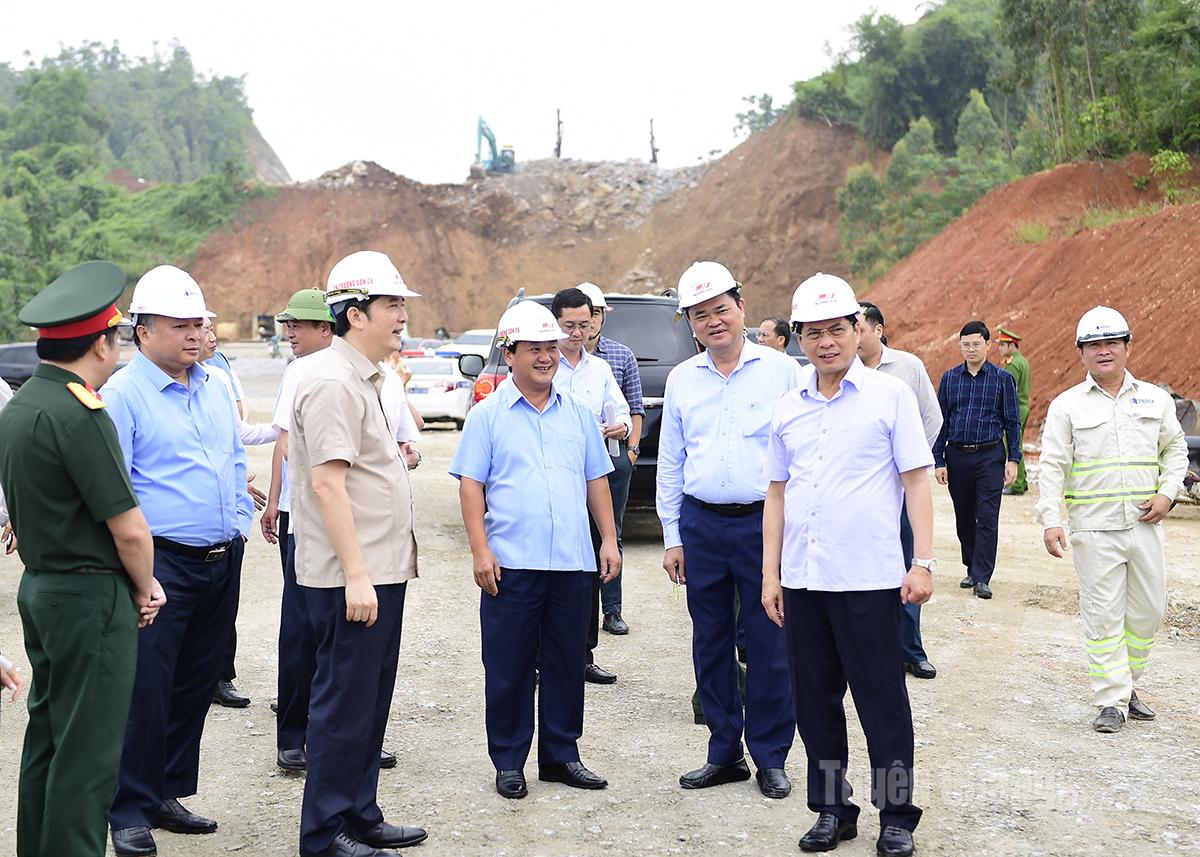 Sorgen Sie für Fortschritte und bemühen Sie sich um die Eröffnung der Schnellstraßen Tuyen Quang – Ha Giang, Huu Nghi – Chi Lang, Dong Dang – Tra Linh im Jahr 2025