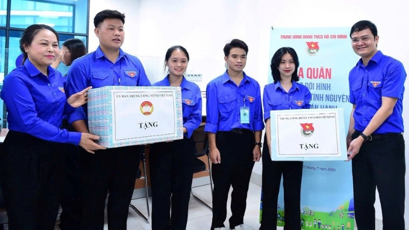 ផ្តល់អំណោយលើកទឹកចិត្តដល់ក្រុមយុវជនស្ម័គ្រចិត្តក្នុងការផ្លាស់ប្តូរឌីជីថល គាំទ្ររដ្ឋាភិបាលកម្រិតពីរនៅរដ្ឋធានីហាណូយ។