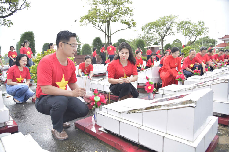 KienlongBank Rach Gia offers incense to pay tribute to martyrs and hero Nguyen Trung Truc