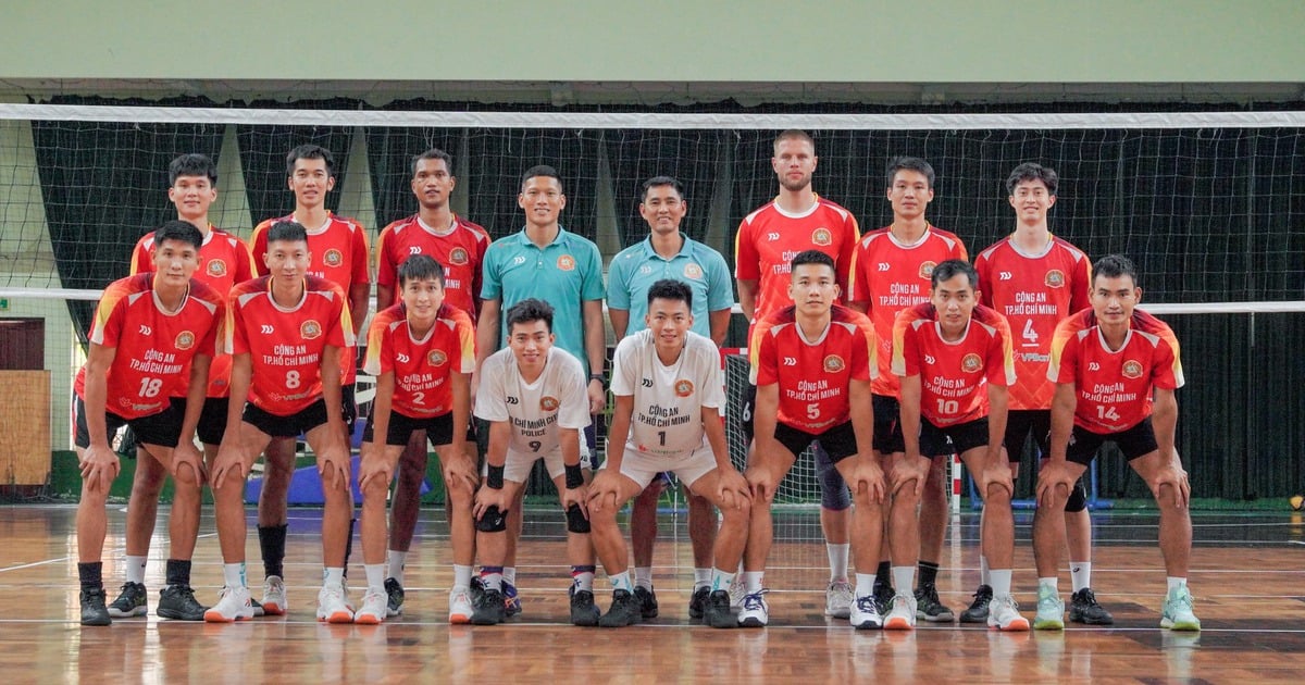 2.05 m tall foreign player competes with Vietnamese stars at the International Police Volleyball Tournament