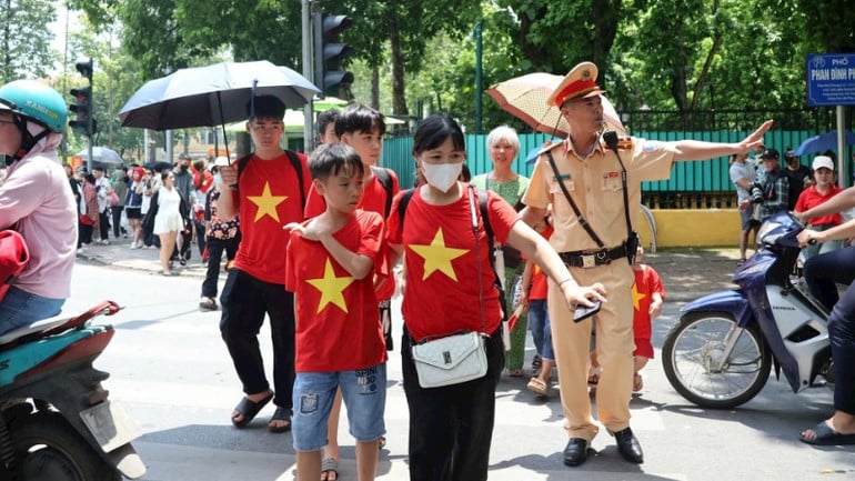 사람들이 길을 건너도록 도와주세요.