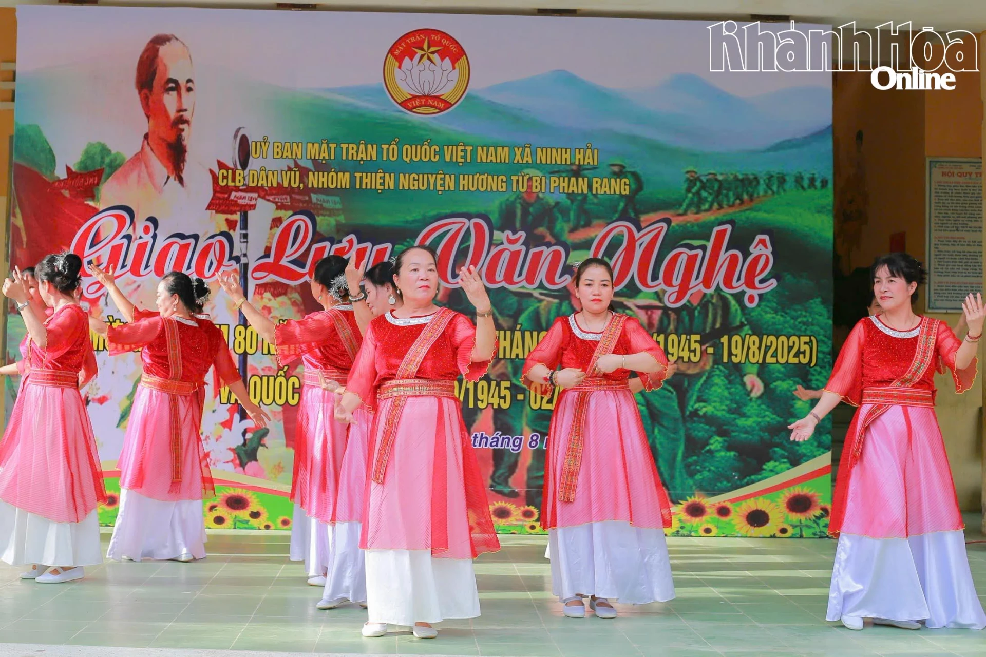La comuna de Ninh Hai organiza un intercambio cultural y entrega regalos al pueblo Raglai.