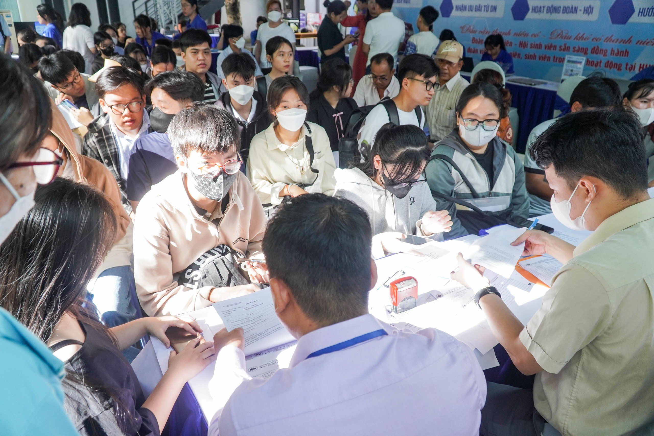 Bất ngờ hình ảnh ngày đầu làm thủ tục nhập học tại Trường ĐH Công thương TP HCM - Ảnh 10.