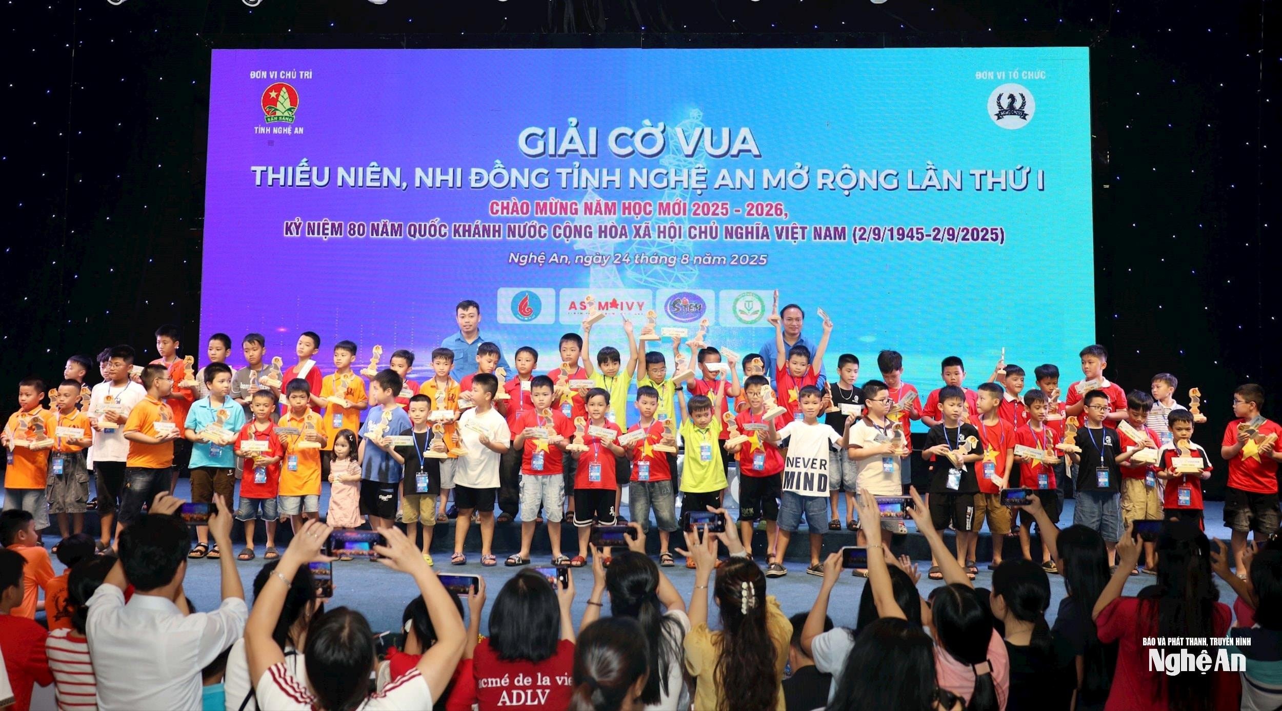 bna_girl-co-king-2-b6ae57dda12750fb772f87a658e3b63b(1).jpg