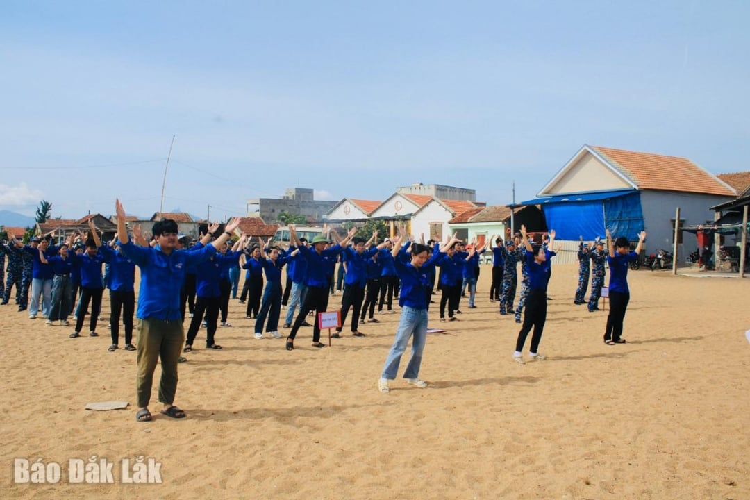 សមាជិក​សហជីព​យុវជន និង​យោធិន​វ័យក្មេង​ធ្វើ​អន្តរកម្ម និង​ចូលរួម​ក្នុង​ល្បែងប្រជាប្រិយ។