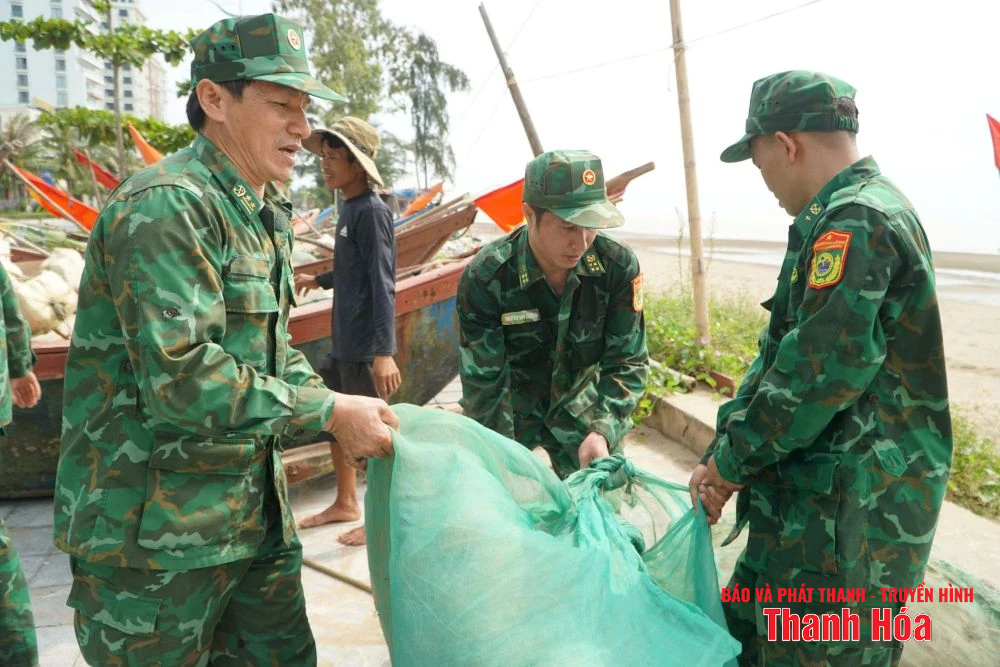 អ្នកនេសាទ Thanh Hoa ប្រញាប់ប្រញាល់ 