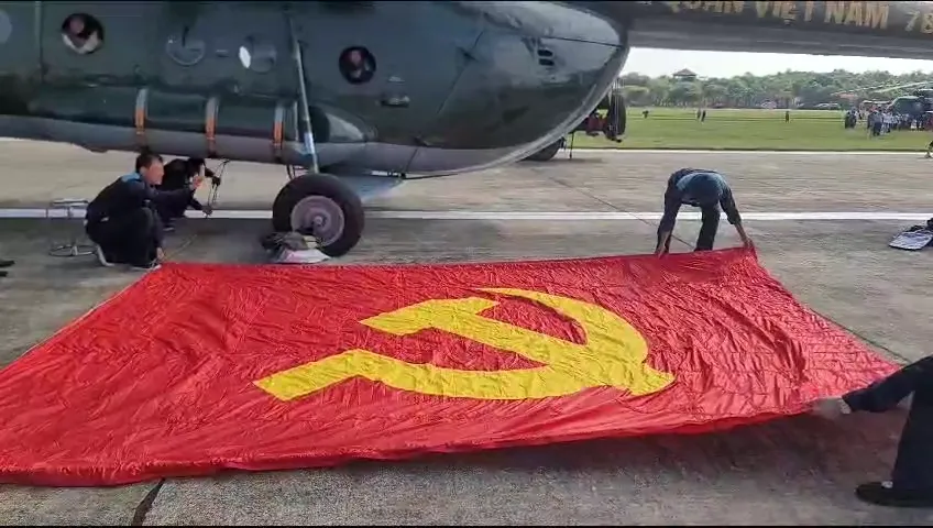 Cán bộ, chiến sĩ lắp cờ chuẩn bị bay chuyến 2