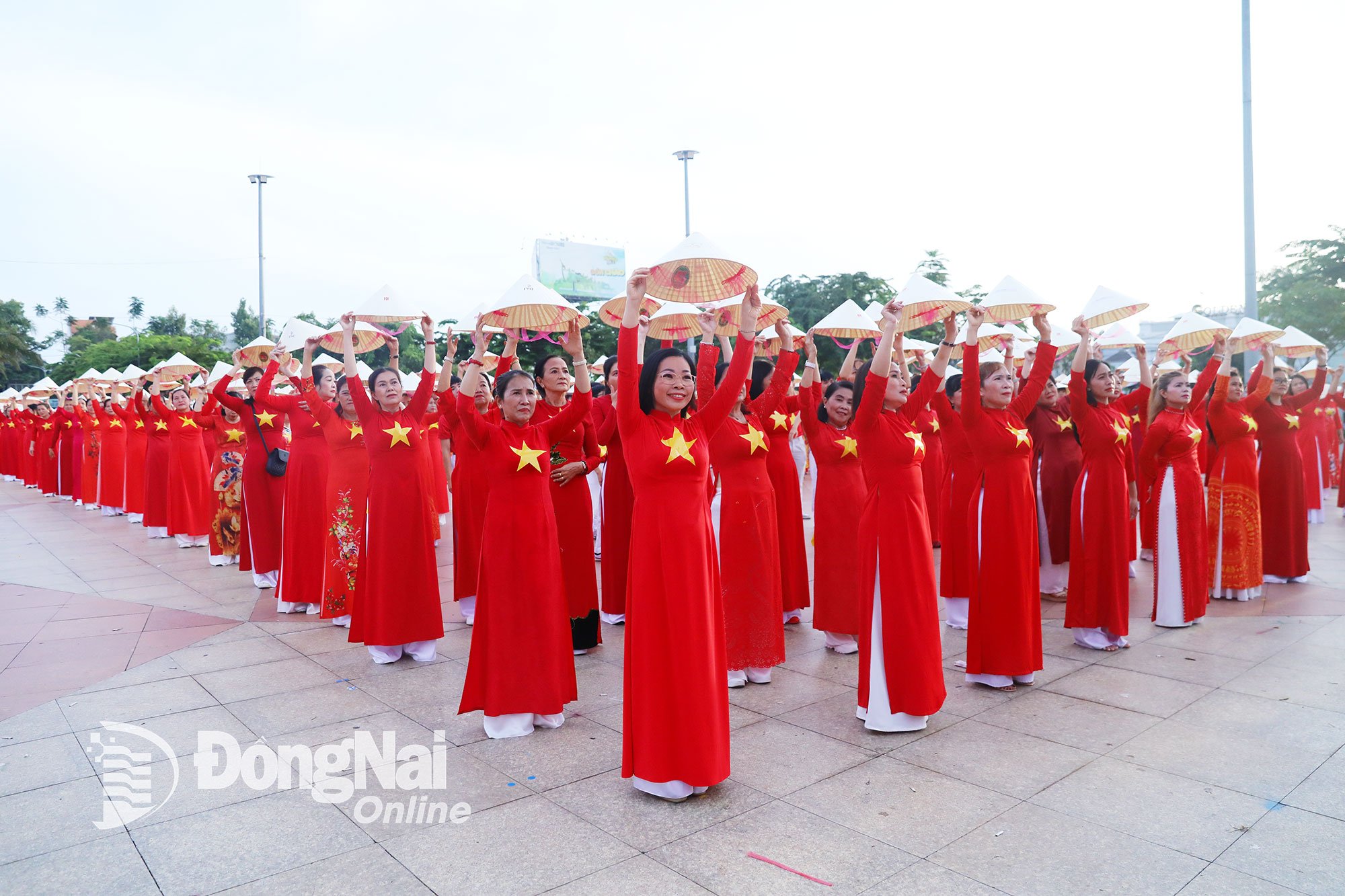 9월 2일 국경일 80주년을 기념하여 1,000명이 넘는 사람들이 예술 공연을 펼쳤습니다.