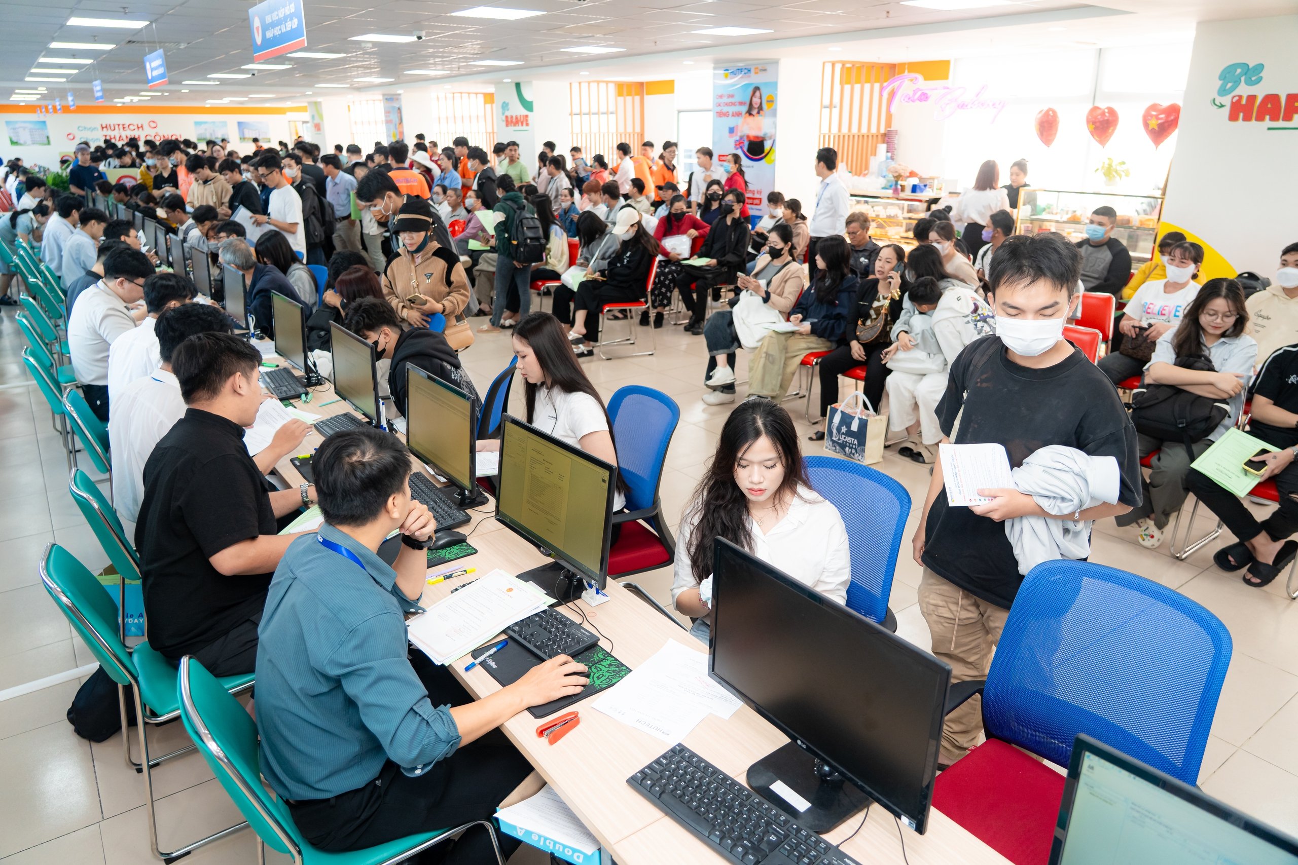 Tân sinh viên hào hứng nhập học sớm để 