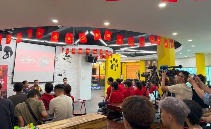 Die Talkshow „Vietnam Rising in the AI ​​Era“ erregte die Aufmerksamkeit junger Menschen. (Foto: Minh Hoan)