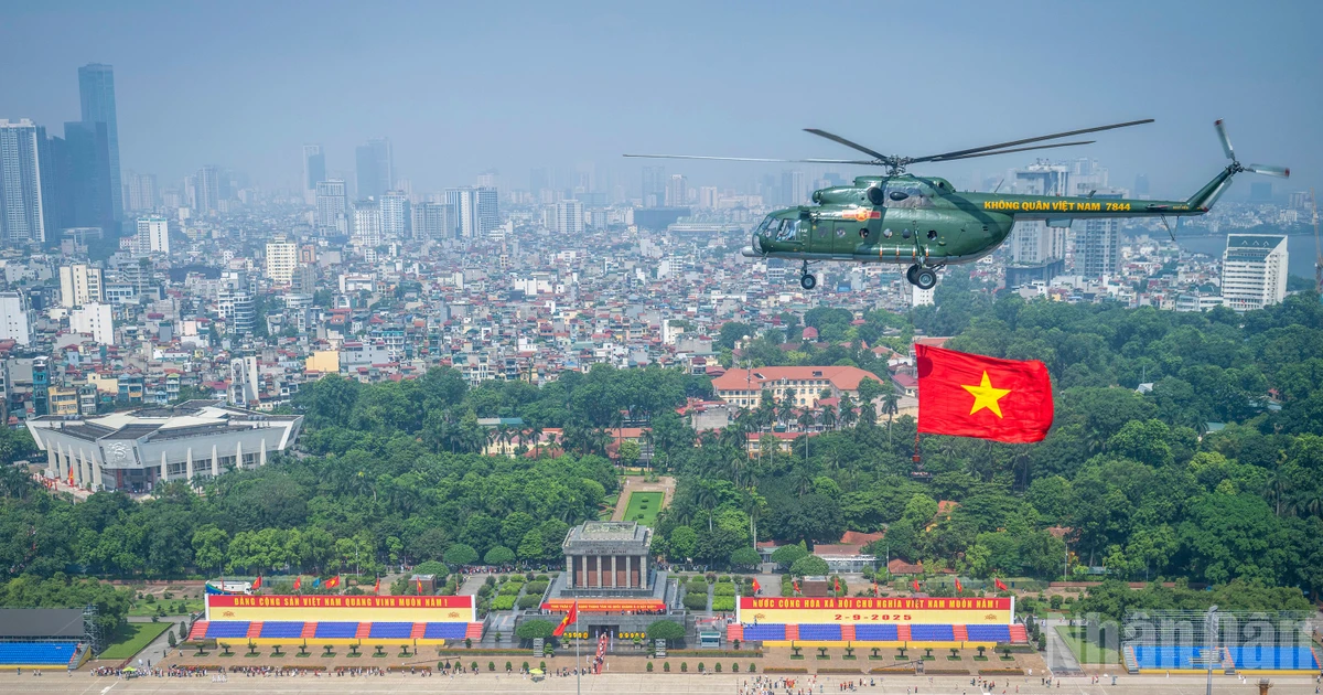[Photo] Impressive image of 31 planes taking flight in the sky of Hanoi during their first joint training