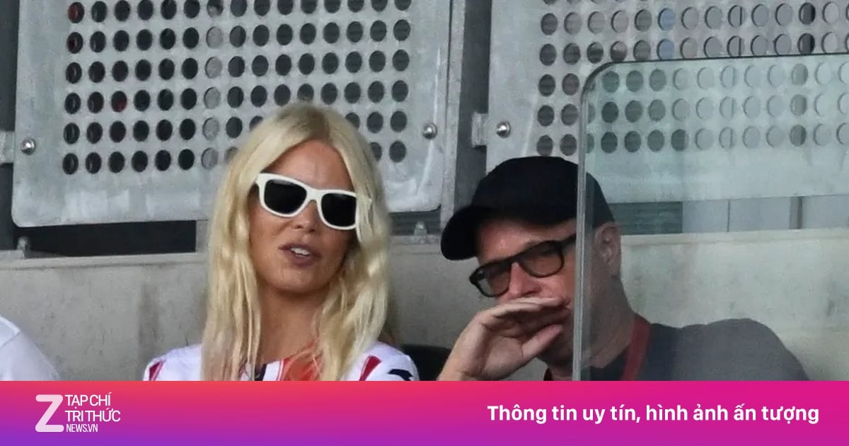 Le mannequin Claudia Schiffer porte étonnamment le maillot de la Premier League