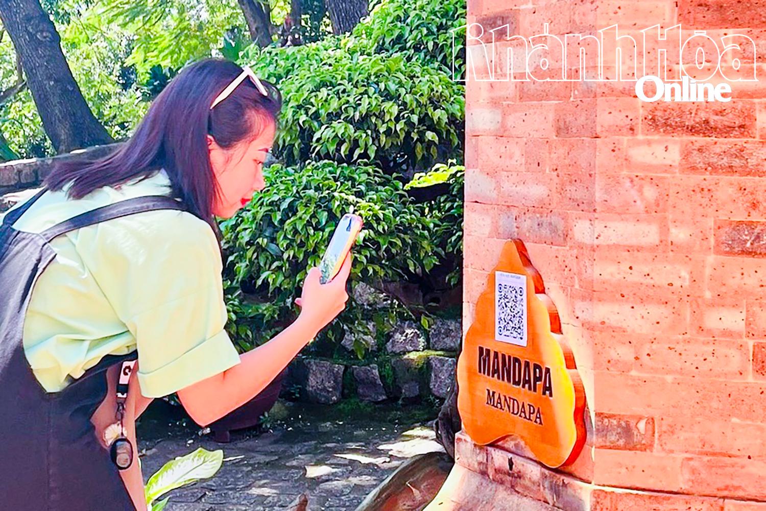 Du khách quét mã QR tại di tích quốc gia đặc biệt Tháp Bà Pô Nagar. 
