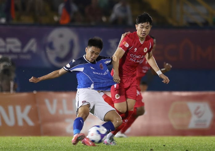 فاز نادي CAHN على نادي Becamex TP HCM بنتيجة 3-0، وتألق فريق Quang Hai بشكل كبير - الصورة 2.