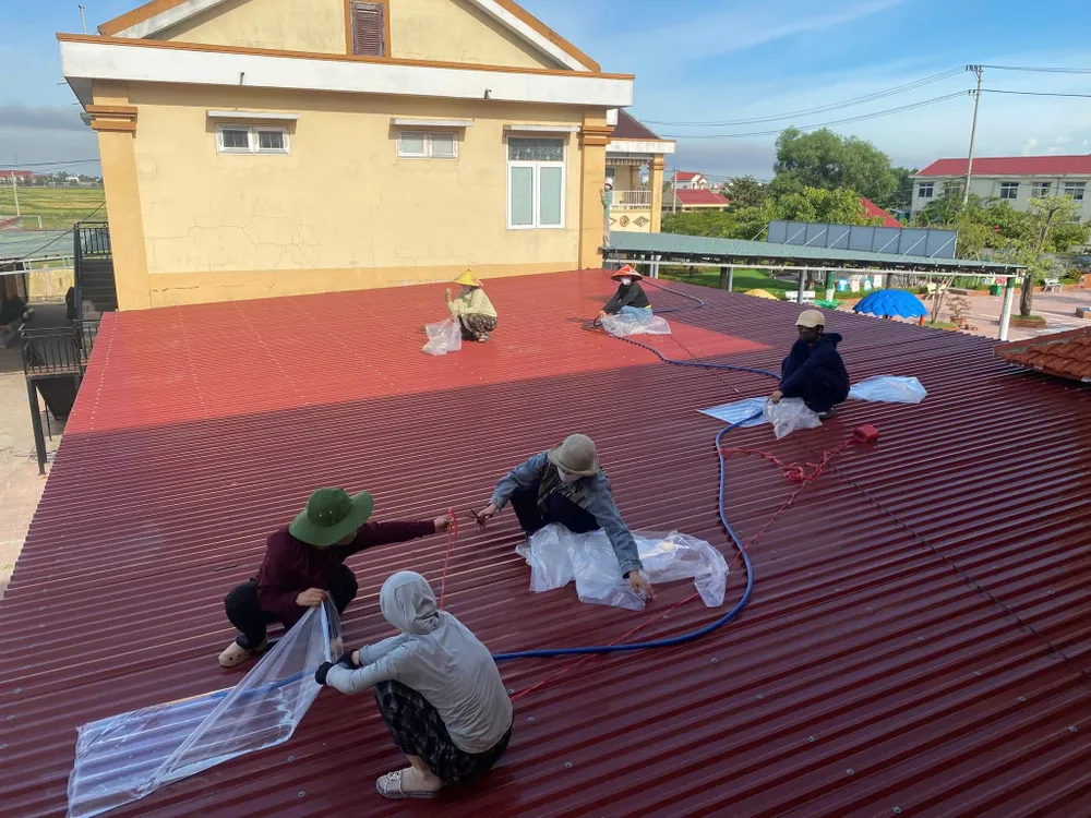 Trường mầm non Quảng Phú, xã Phú Trạch dùng nước thay bao cát che chắn mái tôn