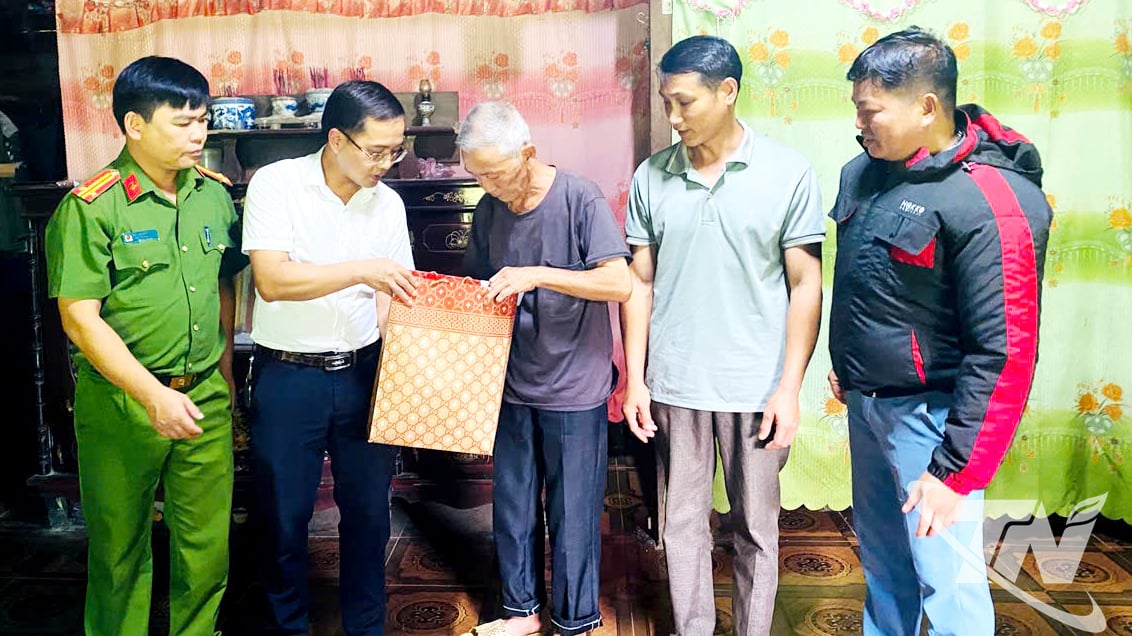 សមមិត្ត Trieu Quang Hung ប្រធានគណៈកម្មាធិការប្រជាជនឃុំ Dong Phuc បានទៅសួរសុខទុក្ខ និងលើកទឹកចិត្តគ្រួសារយោធិនដែលរងរបួសនៅភូមិ Ha Trang ក្នុងឱកាសទិវាយុទ្ធជនពិការ និងយុទ្ធជនពលី។