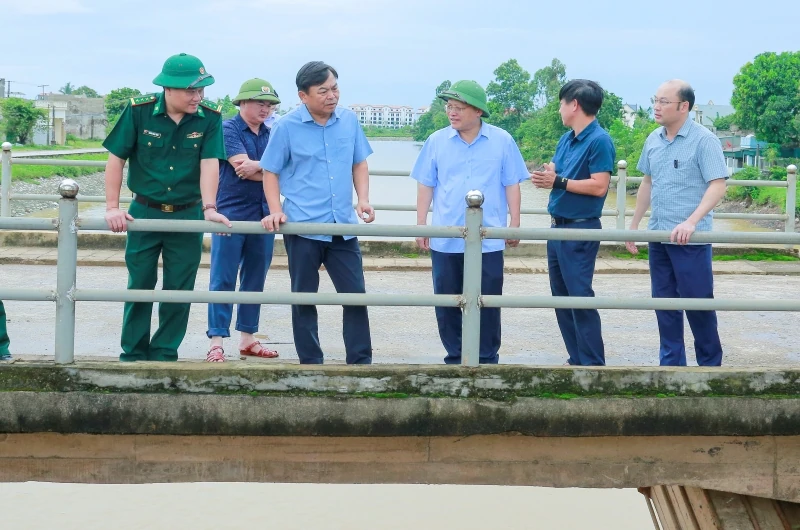 รองปลัดกระทรวงเกษตรและสิ่งแวดล้อมตรวจสอบการรับมือกับพายุลูกที่ 5 ในเมืองทัญฮว้า