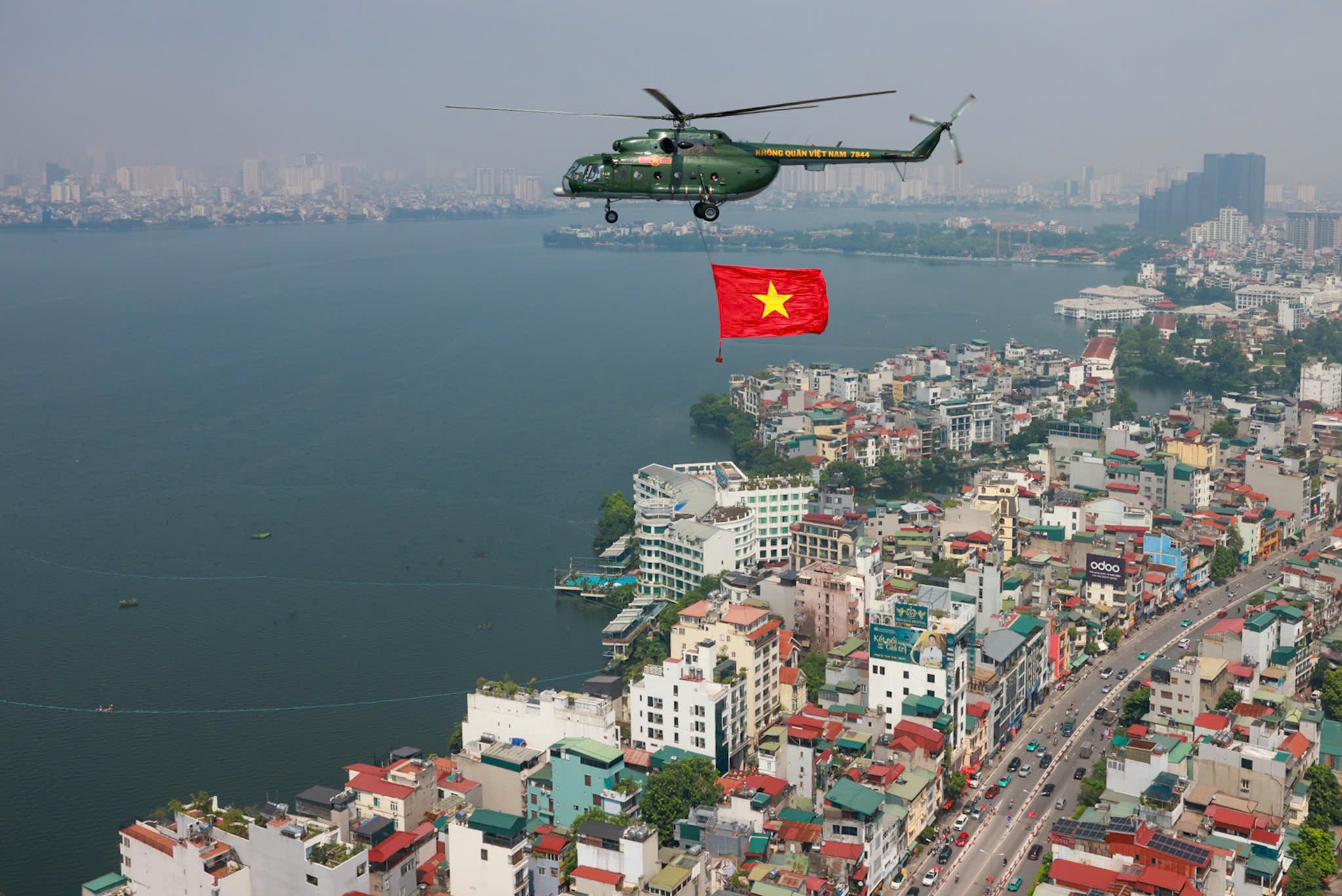 Trực thăng quân sự treo cờ bay diễu binh vào trung tâm Hà Nội- Ảnh 11.