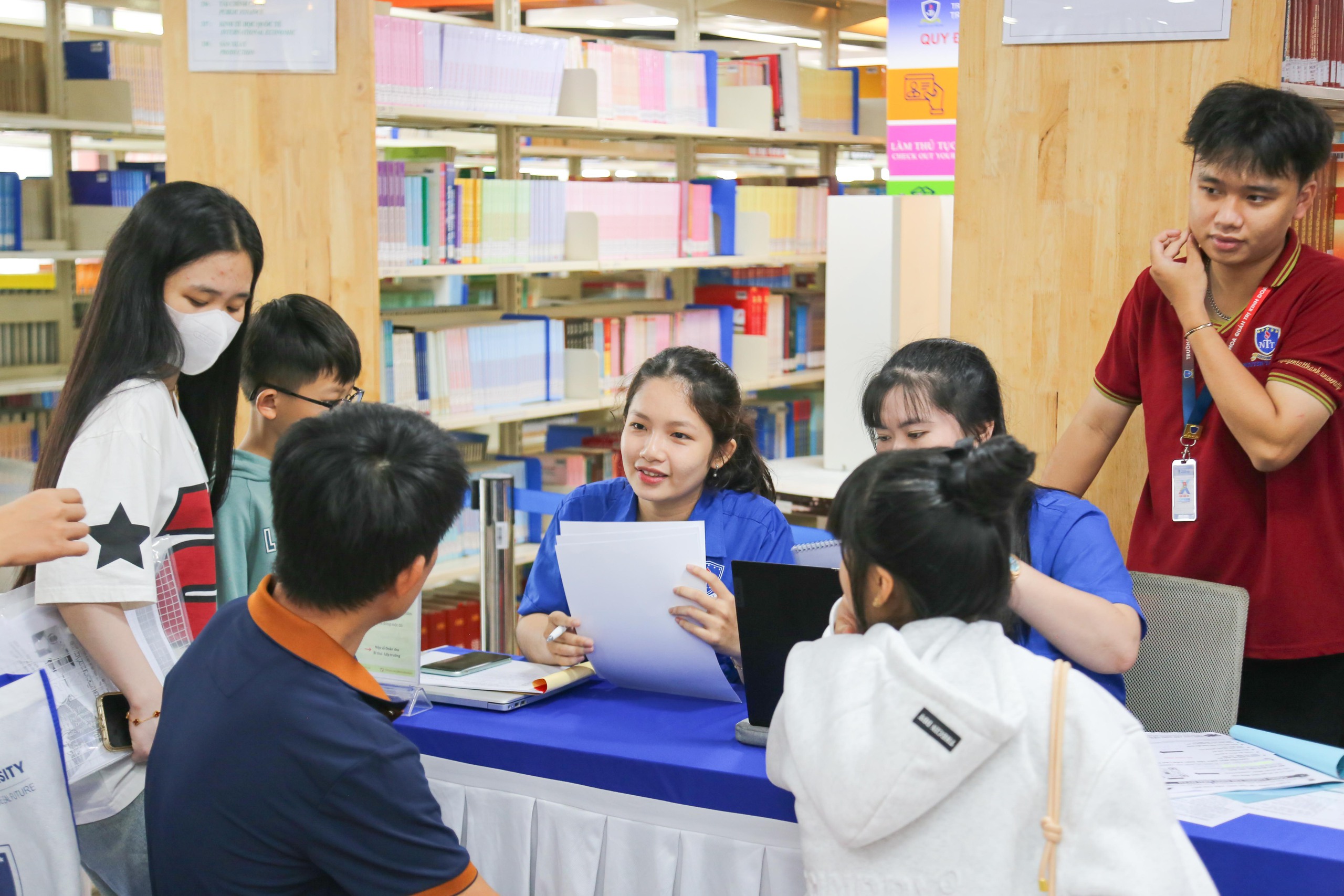 Tân sinh viên hào hứng nhập học sớm để 