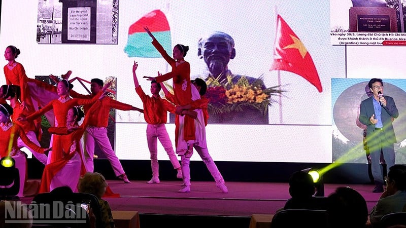 សិល្បករ Cao Minh សម្តែងក្នុងកម្មវិធី (រូបថតដោយ Thuy Binh)។