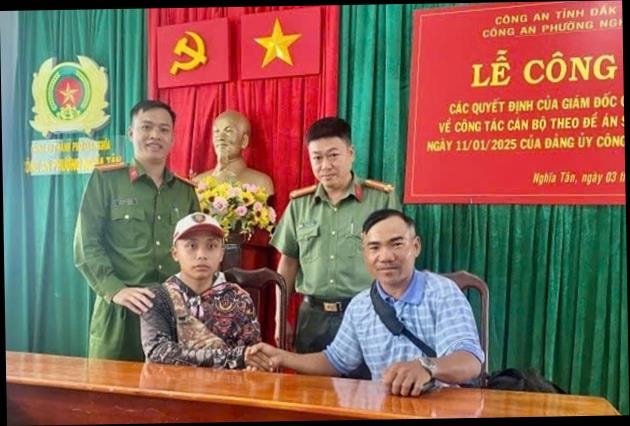 cong-an-phuong-nam-gia-nghia-chung-kien-viec-trao-nhan-lai-tai-san.jpg