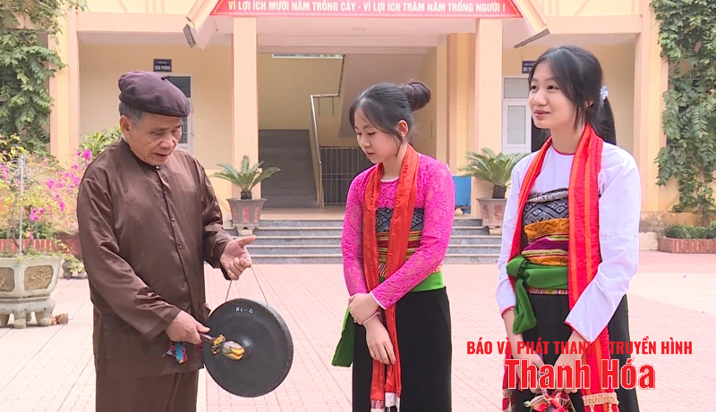 Promoting the role of the elderly in preserving traditional culture