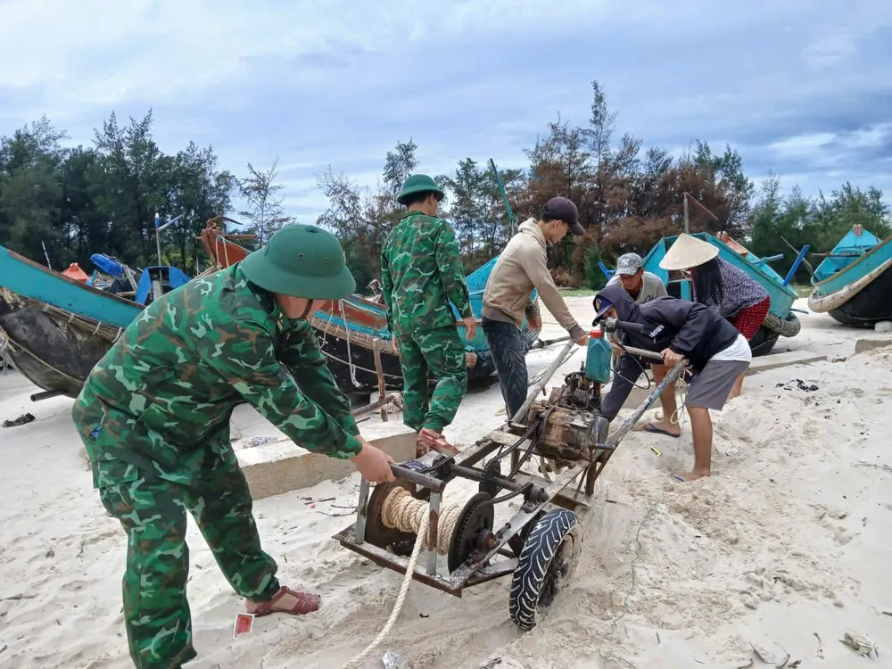 Đồn biên phòng Ngư Thủy đưa máy kéo thuyền lên bờ