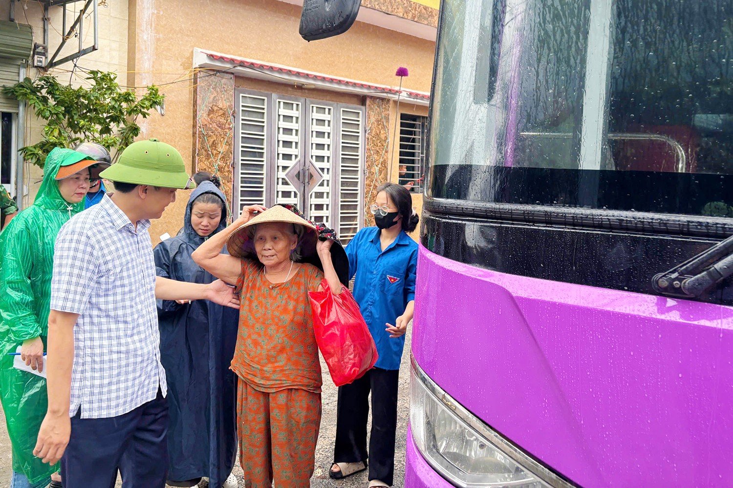 Phường Sông Trí là vùng nằm trong quy hoạch, trải qua thời gian dài nhà cửa không được xây dựng, cải tạo nên khi bão đổ bộ vào nguy cơ mất an toàn là rất lớn nên ngày từ chiều nay, phường đã huy động lực lượng, phương tiện đưa người dân đến nơi tránh trú an toàn… Đồng thời, các lực lượng công an, quân sự, dân quân tự vệ cũng nhanh chóng đến tận từng hộ gia đình chằng chéo nhà cửa để bảo đảm an toàn tài sản, giúp các hộ dân yên tâm đi tránh trú.