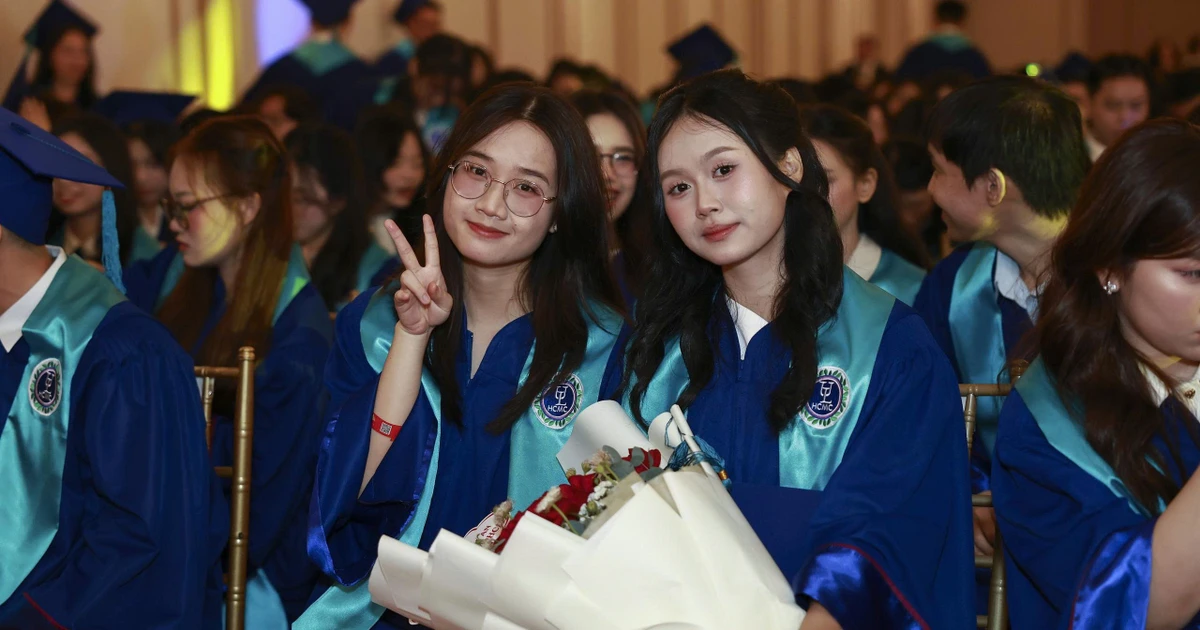 Mehr als 1.590 neue Absolventen der juristischen Universität Ho-Chi-Minh-Stadt erhielten ihre Diplome.