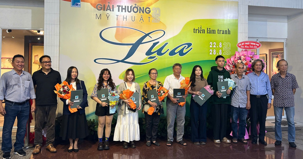 'Em' honored at the Fine Arts Award for silk paintings