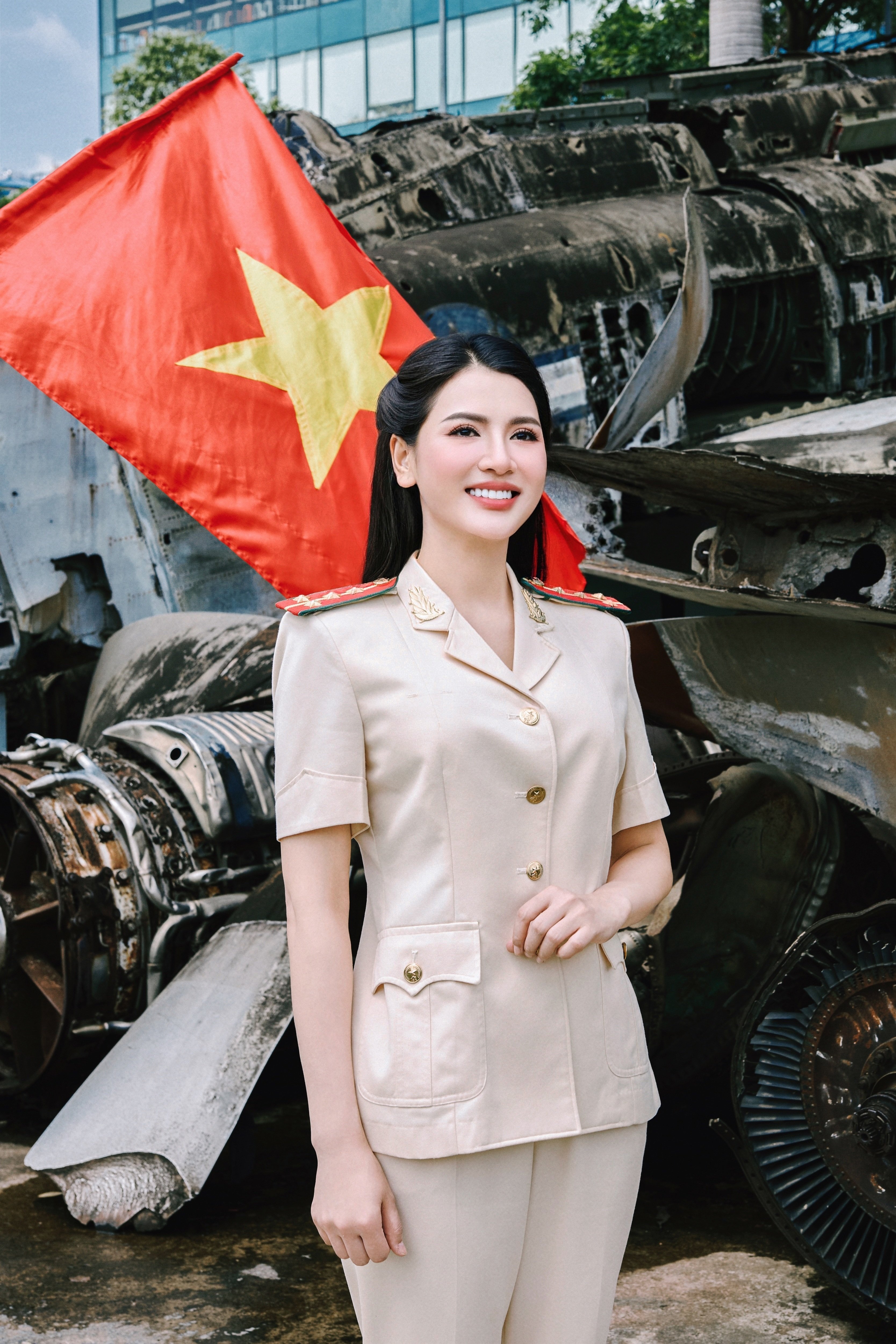 Thiếu tá vào vai girl phố náo loạn Hồ Gươm thướt tha trong tà áo dài - 8