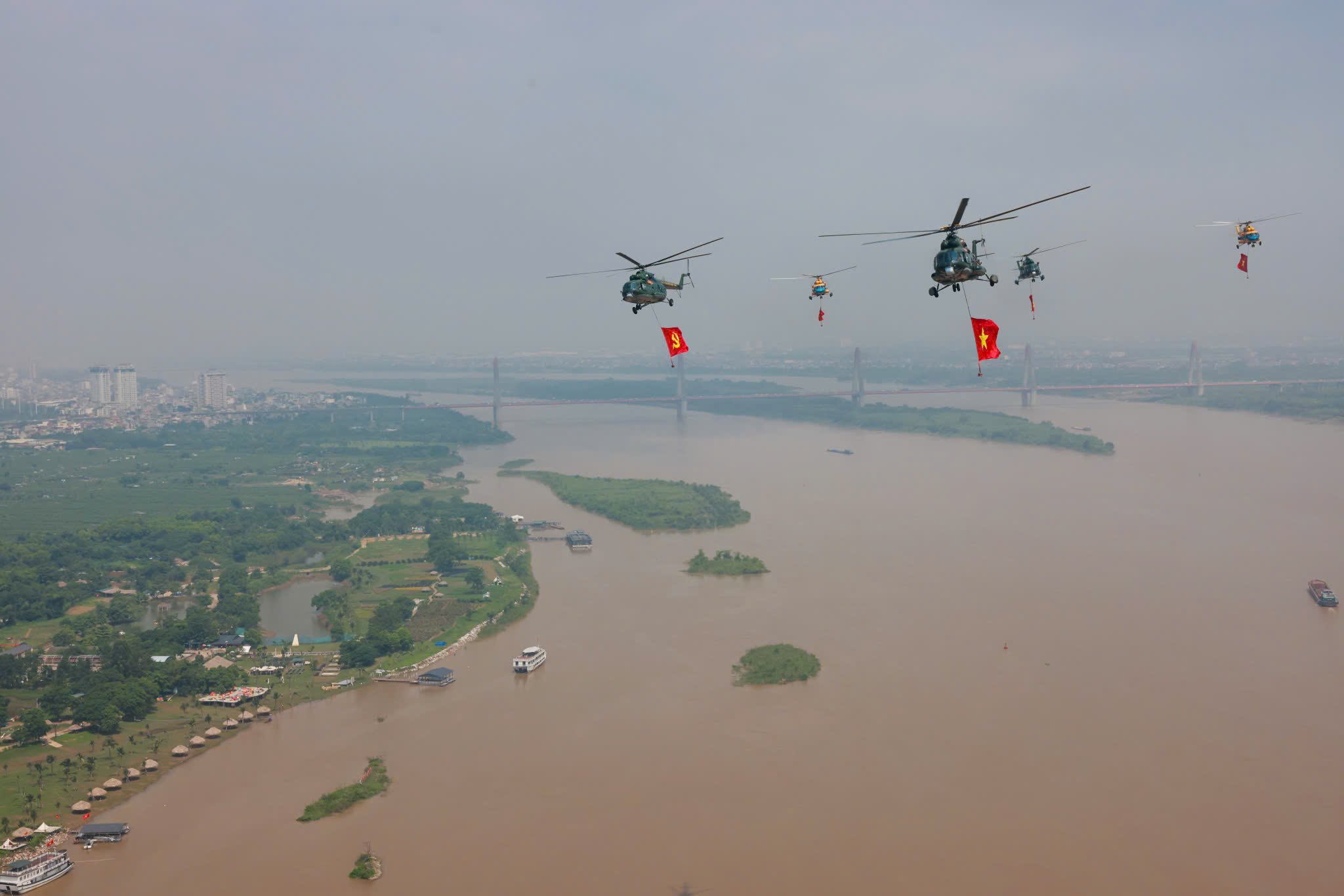 Trực thăng quân sự treo cờ bay diễu binh vào trung tâm Hà Nội- Ảnh 2.