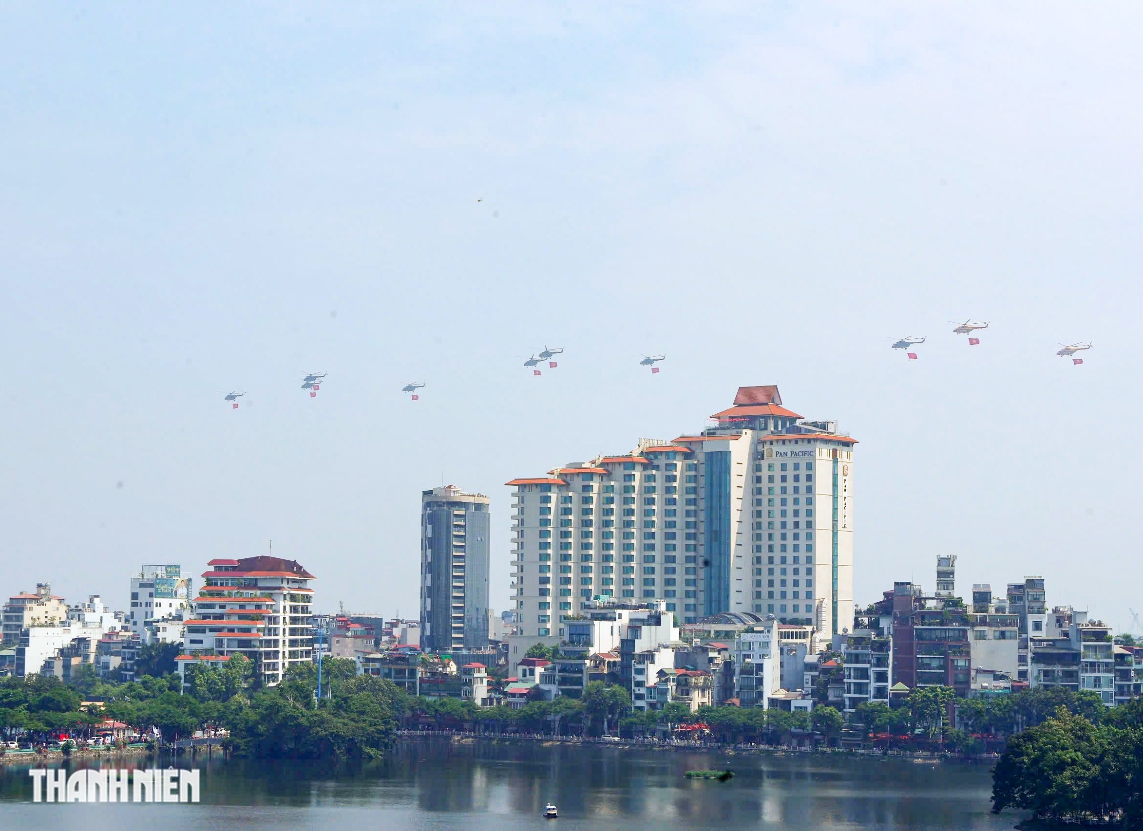 មនុស្សត្រូវបានរំកិលទៅមើលដោយភ្នែកផ្ទាល់នូវឧទ្ធម្ភាគចក្រលើកទង់ជាតិនៅលើមេឃហាណូយ - រូបថតទី ១៣។