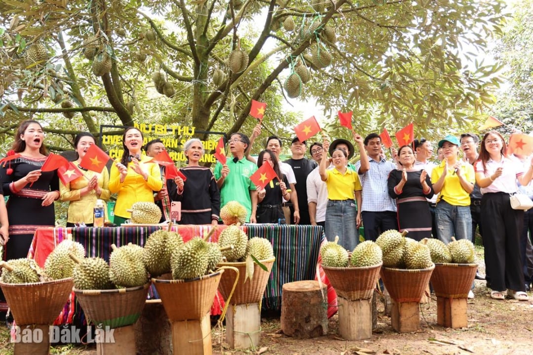 គណៈប្រតិភូដែលចូលរួមវគ្គផ្សាយផ្ទាល់បានច្រៀងបទ «ដូចជាមានពូ» ក្នុងថ្ងៃជ័យជំនះដ៏អស្ចារ្យ និងស្វាគមន៍ទស្សនិកជនដែលកំពុងទស្សនាការផ្សាយផ្ទាល់នៅព្រឹកថ្ងៃទី២៤ ខែសីហា។