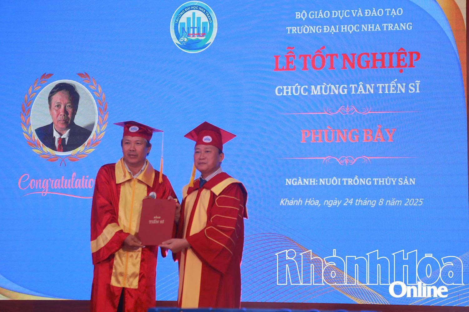 Die Universität Nha Trang verlieh 4 Doktortitel und 114 Masterabschlüsse