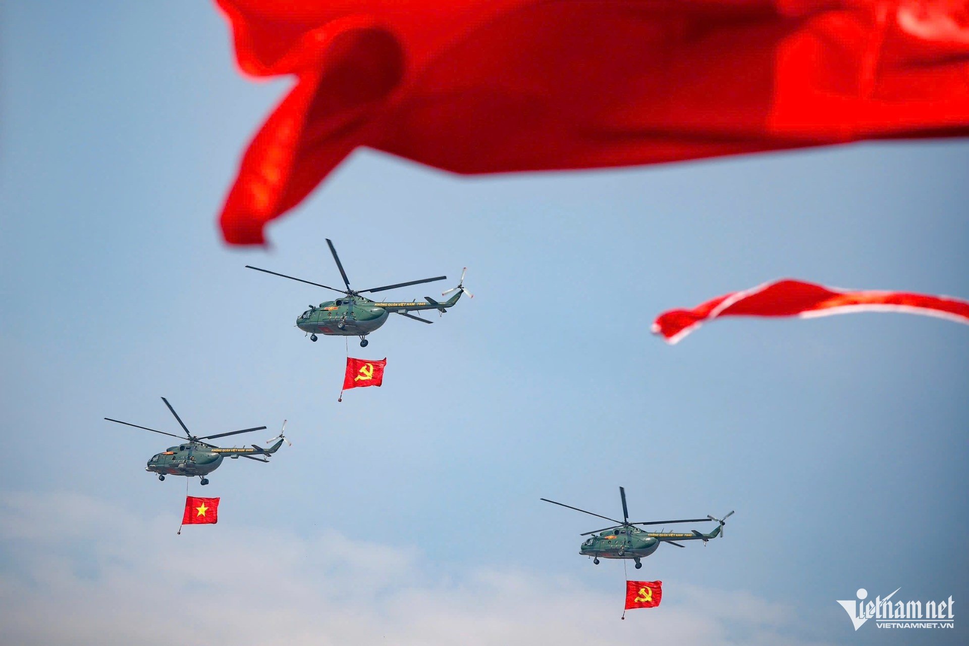 Les habitants de Hanoï se sont émus lorsque l'hélicoptère a hissé le drapeau national dans le ciel