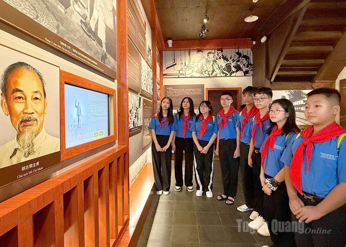 Delegation of Tuyen Quang province's youth visited the President Ho Chi Minh relic site in Kunming city, Yunnan province (China).