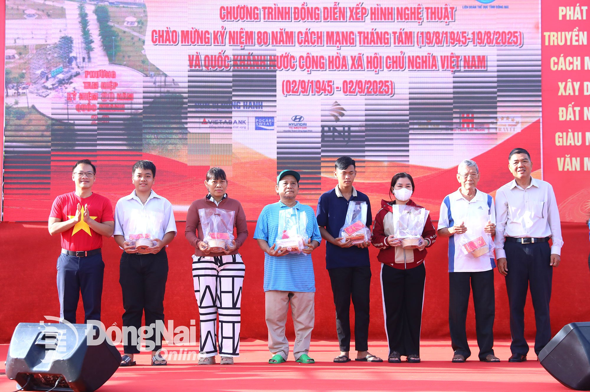 Party Secretary, Chairman of Tam Hiep Ward People's Council Nguyen Xuan Thanh and sponsors presented gifts to families in difficult circumstances. Photo: Huy Anh