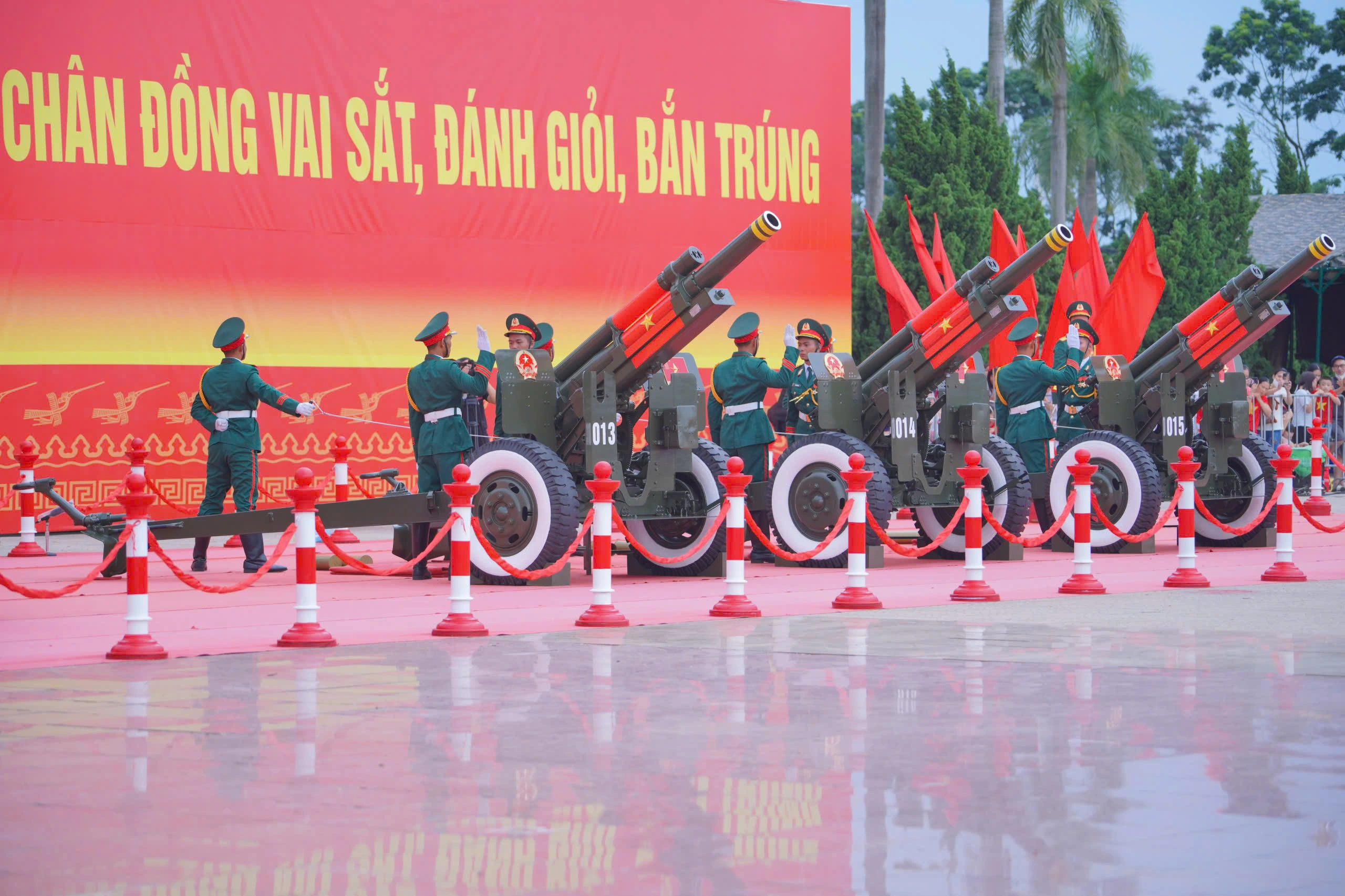 Dàn pháo lễ sẵn sàng khai hỏa, mở màn buổi hợp luyện